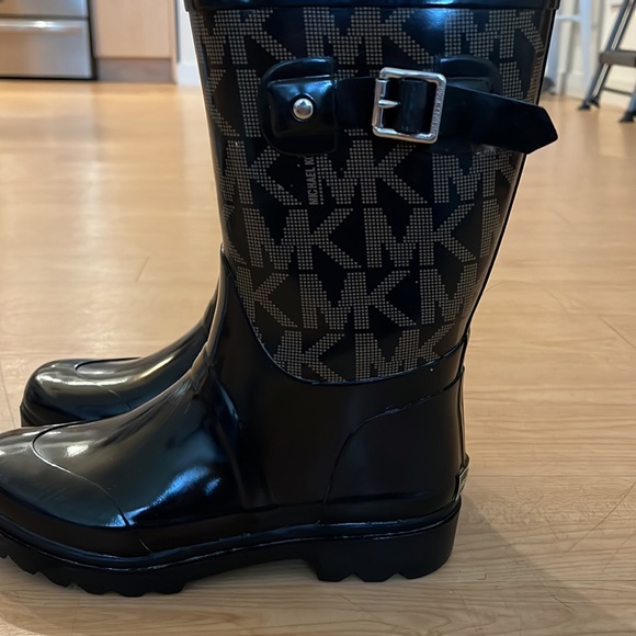 Micheal kors boots worn for less than a year. In great condition! - Picture 2 of 4